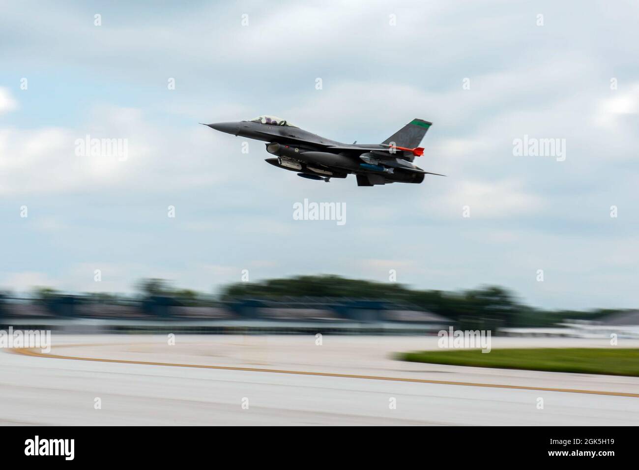 Un faucon de combat F-16, affecté à la 180e Escadre de chasseurs de la Garde nationale de l’Ohio, part pour un vol d’entraînement au 180FW à Swanton (Ohio), le 7 août 2021. Le 180FW est la seule aile de chasseurs F-16 de l'État de l'Ohio, dont la mission est de fournir à l'Amérique, la protection de la patrie, la puissance de combat efficace et le soutien de défense aux autorités civiles, tout en développant des hommes aériens, en soutenant leurs familles et en servant dans notre communauté. Banque D'Images