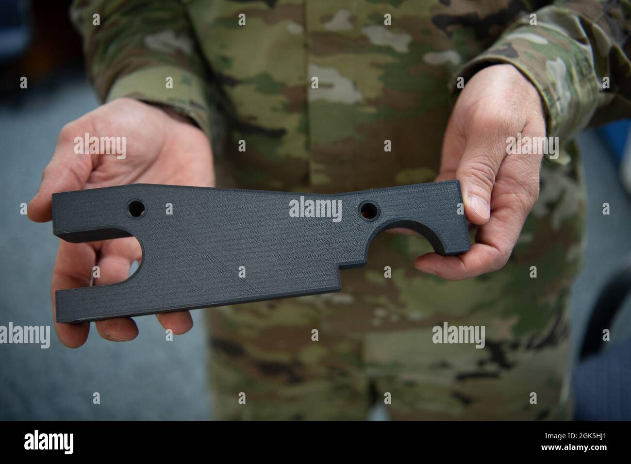 Sgt. Tech. De la Force aérienne des États-Unis Kelly Singleton, officier en service non commandé de la technologie des métaux responsable de l’atelier de fabrication de l’aile d’attaque 163d, présente un échantillon d’avion fabriqué par une imprimante 3D, le 8 août 2021, à la base de réserve aérienne de mars, en Californie. L'atelier de fabrication a récemment obtenu des fonds d'innovation de l'escadre pour acheter le même modèle d'imprimante 3D ainsi qu'un nouveau logiciel pour leur machine de commande numérique d'ordinateur. Banque D'Images