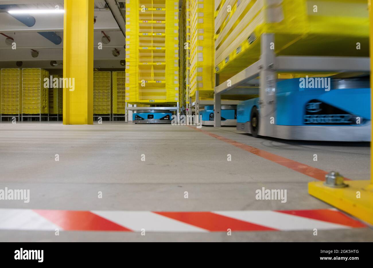 Graben, Allemagne. 13 septembre 2021. Les robots logistiques déplacent les palettes dans un entrepôt d'Amazon. Le centre logistique du quartier d'Augsbourg a été modernisé et converti pour l'exploitation de robots pour un coût de 150 millions d'euros. Credit: Stefan Puchner/dpa/Alay Live News Banque D'Images