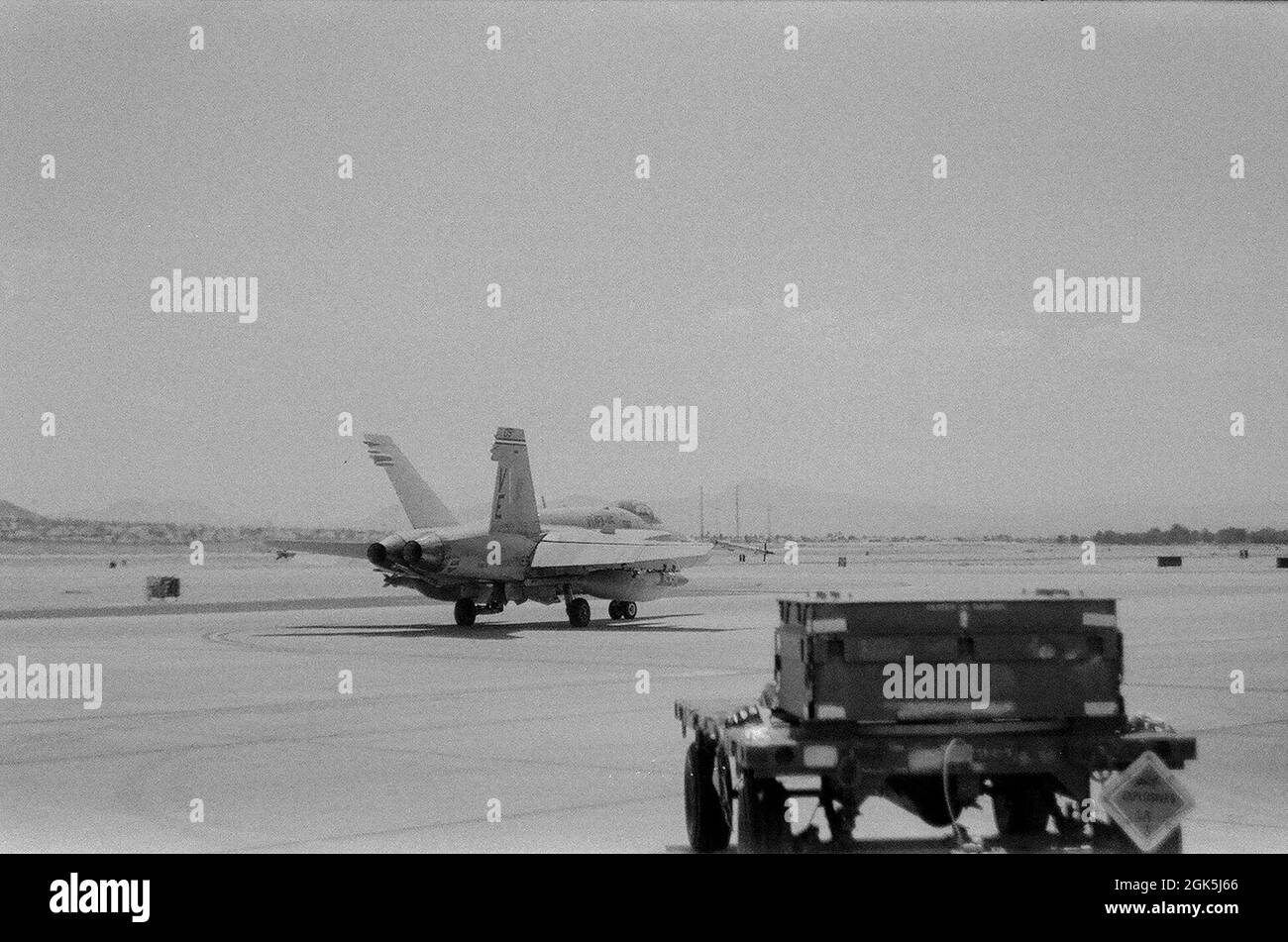 Un F/A-18C Hornet affecté à la 2e Escadre d'aéronefs marins de la Marine corps Air Station (Caroline du Sud), taxis descendant la ligne aérienne pour partir pour le Red Flag 21-3 à la base aérienne de Nellis, Nevada, le 3 août 2021. Le drapeau rouge forme les pilotes et les équipes aériennes ensemble pour construire une force de coalition plus mortelle, plus résiliente et plus adaptable. Les Marines des États-Unis participent au Red Flag 21-3 en tant que partenaire conjoint qui teste leurs capacités aux côtés d'un avion de 5e génération. Banque D'Images