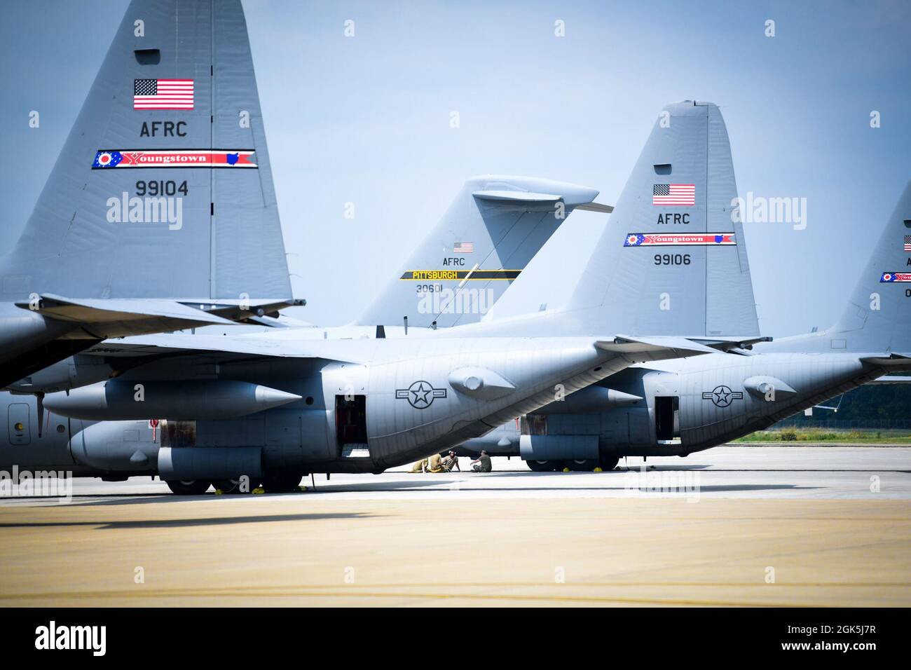 Un avion C-17 de la station de réserve aérienne de Pittsburgh, en Pennsylvanie, taxi au-delà d'une rangée de 910e aérolift Wing C-130H Hercules à la station de réserve aérienne de Youngstown, en Ohio, le 8 août 2021. Le C-17 était l'un des trois appareils qui utilisent la piste locale et l'espace aérien non encombré pour l'entraînement. Banque D'Images