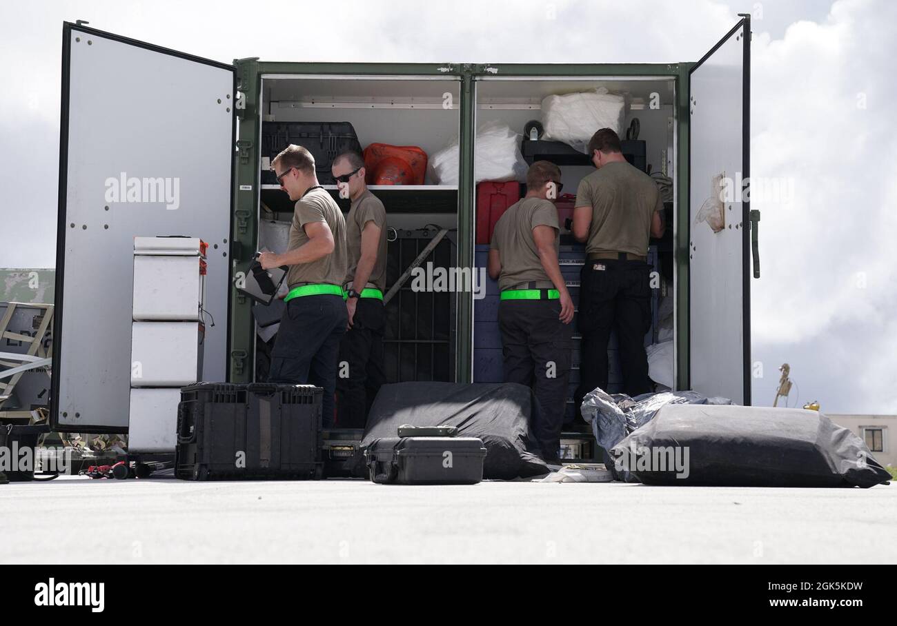 Les aviateurs de la US Air Force déployés à partir de la base aérienne de Mountain Home, Idaho, ont empoche leurs fournitures après l'achèvement de l'opération Pacific Iron à la base aérienne d'Andersen, Guam, le 9 août 2021. Environ 800 aviateurs et 35 avions ont participé à l’opération d’emploi dynamique de la Force aérienne du Pacifique à Guam et à Tinian. L’opération s’est concentrée sur la projection de forces dans la zone de responsabilité du Commandement Indo-Pacifique des États-Unis à l’appui de la Stratégie de défense nationale de 2018, appelant l’armée à être une force plus mortelle, plus adaptative et plus résiliente. Banque D'Images