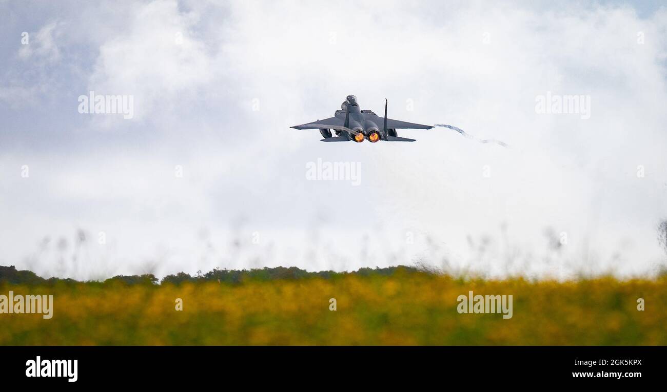 Un aigle de la Force aérienne américaine F-15E Strike affecté au 389e Escadron de chasseurs déployé à partir de la base aérienne de Mountain Home, Idaho, prend son envol à la base aérienne d'Andersen, Guam, le 9 août 2021. Environ 800 aviateurs et 35 avions ont participé à l’opération d’emploi dynamique de la Force aérienne du Pacifique à Guam et à Tinian. L’opération s’est concentrée sur la projection de forces dans la zone de responsabilité du Commandement Indo-Pacifique des États-Unis à l’appui de la Stratégie de défense nationale de 2018, appelant l’armée à être une force plus mortelle, plus adaptative et plus résiliente. Banque D'Images