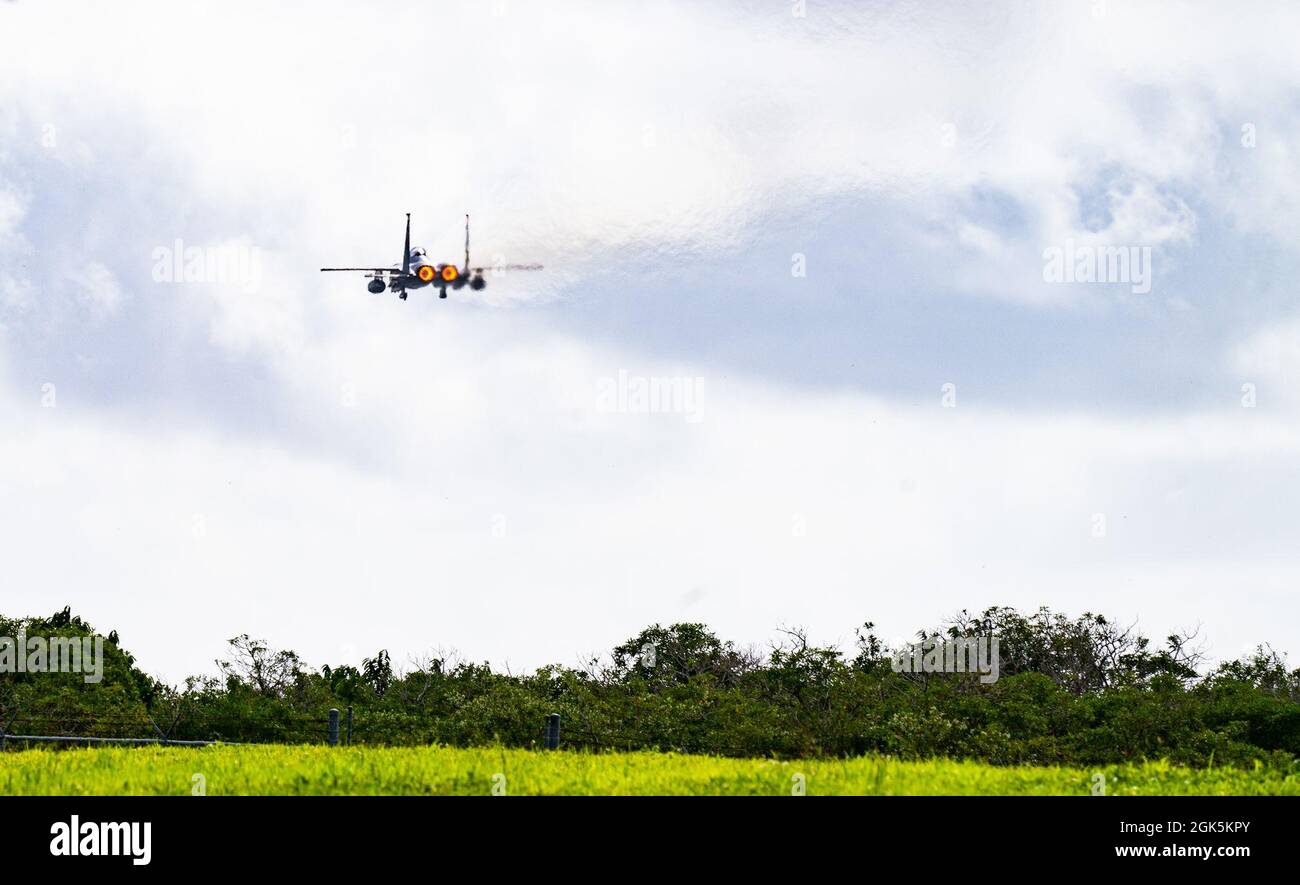 Un aigle de la Force aérienne américaine F-15E Strike affecté au 389e Escadron de chasseurs déployé à partir de la base aérienne de Mountain Home, Idaho, prend son envol à la base aérienne d'Andersen, Guam, le 9 août 2021. Environ 800 aviateurs et 35 avions ont participé à l’opération d’emploi dynamique de la Force aérienne du Pacifique à Guam et à Tinian. L’opération s’est concentrée sur la projection de forces dans la zone de responsabilité du Commandement Indo-Pacifique des États-Unis à l’appui de la Stratégie de défense nationale de 2018, appelant l’armée à être une force plus mortelle, plus adaptative et plus résiliente. Banque D'Images