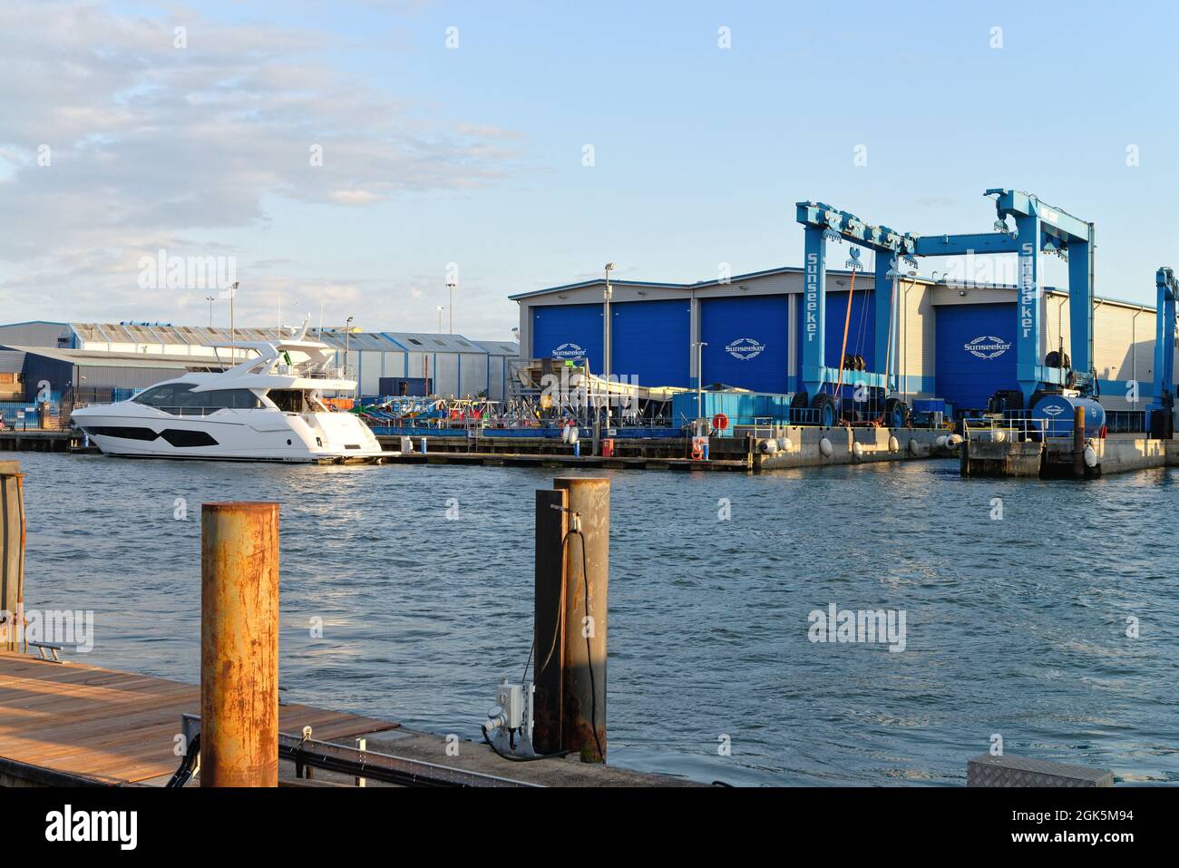 Extérieur du chantier naval de Sunseeker, fabricant de yachts à moteur de luxe à Poole Dorset, Angleterre, Royaume-Uni Banque D'Images