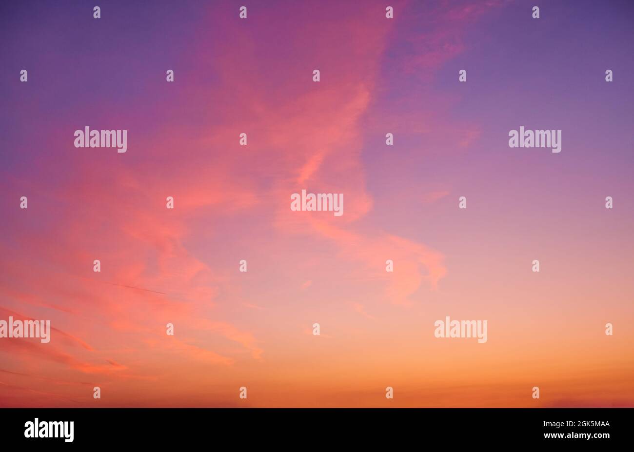 Panorama du ciel du soir avec des nuages. Coucher de soleil fond ciel . Ciel au lever du soleil avec nuages éclairés. Belle soirée lever de soleil sur la mer Banque D'Images