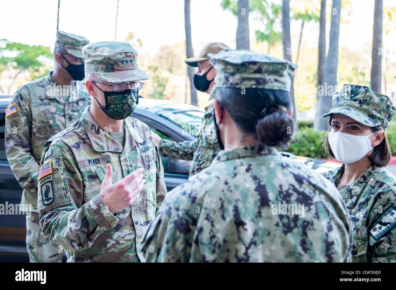 210809-N-AU520-1018 SAN DIEGO (AOÛT 9, 2021) le lieutenant-général de l'armée américaine Ronald place, directeur de l'Agence de la santé de la Défense (DHA) (à gauche), arrive à bord du Naval Medical Center de San Diego (NMCSD) le 9 août. Lieu visité NMCSD pour la cérémonie d'établissement du marché de San Diego. La mission du NMCSD est de préparer les membres du service à se déployer à l'appui des forces opérationnelles, à fournir des services de santé de haute qualité et à façonner l'avenir de la médecine militaire par l'éducation, la formation et la recherche. Banque D'Images