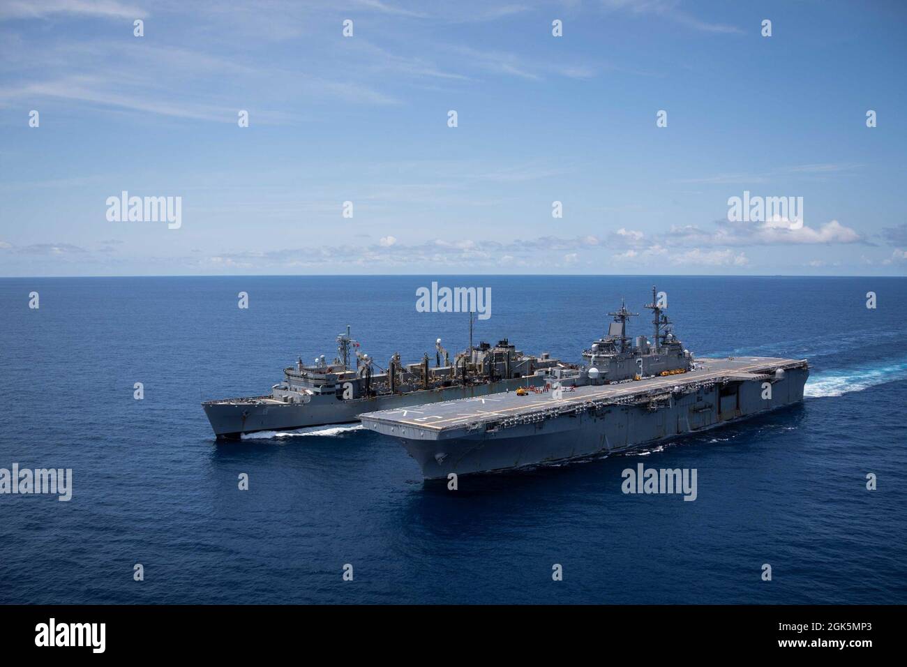 210809-N-MZ836-2097 OCÉAN ATLANTIQUE (AOÛT 9, 2021) le navire d'assaut amphibie de classe Wasp USS Kearsarge (LHD 3) navigue le long du navire de soutien de combat rapide USNS Arctic (T-AOE 8) pour préparer un réapprovisionnement en mer le 9 août 2021. Kearsarge est en cours pour soutenir l'exercice à grande échelle (LSE) 2021. Le LSE 2021 démontre la capacité de la Marine à employer des forces précises, létales et écrasantes à l'échelle mondiale sur trois commandes de composantes navales, cinq flottes numérotées et 17 fuseaux horaires. Le LSE 2021 associe les capacités d'entraînement en direct et synthétique pour créer un environnement d'entraînement intense et robuste. Il se connectera Banque D'Images