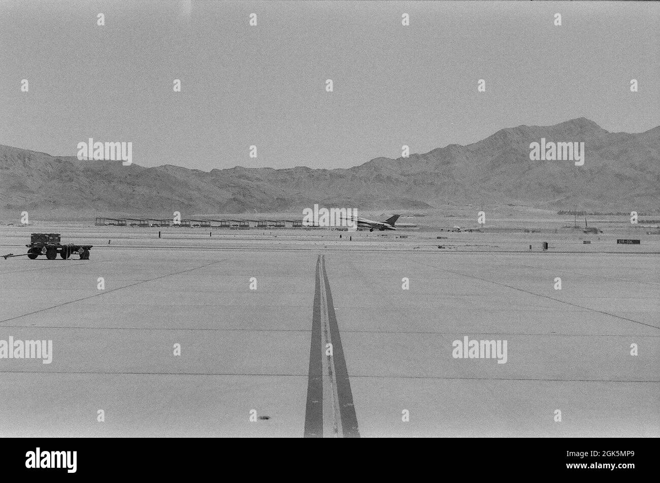 Un avion de chasse F-16CM, affecté à la 20e Escadre de chasseurs, à la base aérienne de Shaw, en Caroline du Sud, prend son envol pendant le Red Flag 21-3 à la base aérienne de Nellis, au Nevada, le 3 août 2021. Le drapeau rouge a commencé en 1975 comme un exercice de combat aérien, mais a évolué pour inclure les combats de guerre dans les domaines de l'air, de l'espace et du cyberespace. Avant l'invention des appareils photo numériques, les militaires utilisaient des appareils photo pour documenter des missions de combat remontant jusqu'à la fin des années 1800. Banque D'Images Un avion de chasse F-16CM, affecté à la 20e Escadre de chasseurs, à la base aérienne de Shaw, en Caroline du Sud, prend son envol pendant le Red Flag 21-3 à la base aérienne de Nellis, au Nevada, le 3 août 2021. Le drapeau rouge a commencé en 1975 comme un exercice de combat aérien, mais a évolué pour inclure les combats de guerre dans les domaines de l'air, de l'espace et du cyberespace. Avant l'invention des appareils photo numériques, les militaires utilisaient des appareils photo pour documenter des missions de combat remontant jusqu'à la fin des années 1800. Banque D'Images