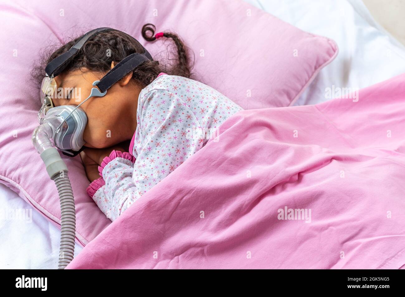 Enfant souffrant d'apnée du sommeil, utilisant un appareil de PPC Banque D'Images