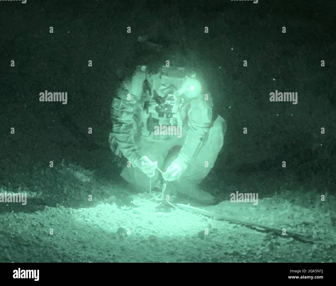 Un technicien d'élimination des explosifs de l'armée américaine bat un dispositif explosif factice dans la zone d'atterrissage pour un pont de ruban improvisé sur fort Riley, Kansas. Des soldats de la 774e Ordnance Company (EOD) et de la 630e Ordnance Company (EOD) de fort Riley, au Kansas, ont soutenu la 50e Multi-Role Bridge Company, 5e Bataillon de génie, pendant l'entraînement des écarts humides, du 9 au 11 août. Banque D'Images