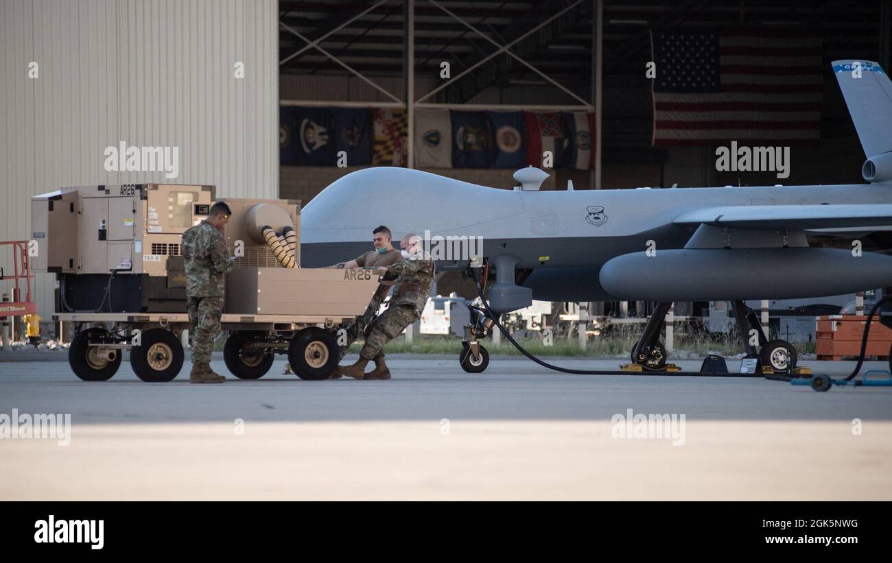 Les aviateurs du 163d Aircraft Maintenance Squadron, 163d Attack Wing, California Air National Guard, se préparent à lancer un avion MQ-9 Reaper piloté à distance, le 9 août 2021, à la base de la Réserve aérienne de mars, en Californie, pour un vol visant à cartographier le feu de Dixie dans le nord de la Californie. L'appareil fournit des données critiques en temps réel aux pompiers et aux premiers intervenants afin qu'ils puissent prendre des décisions éclairées sur la façon de contenir l'incendie. Banque D'Images