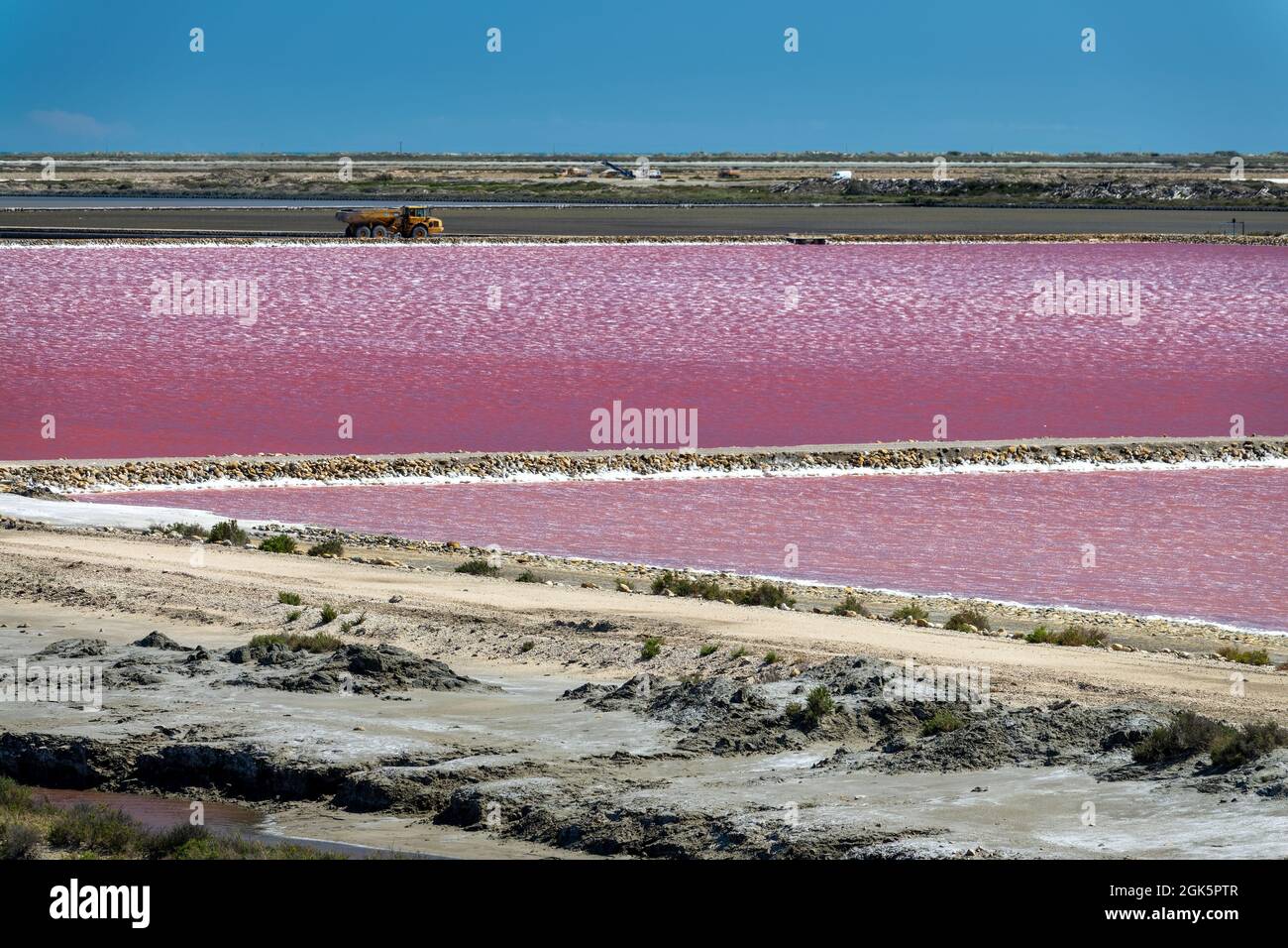 Paysage abstrait de salines roses à Salin de Giraud, en Camargue, en Provence, au sud de la France Banque D'Images