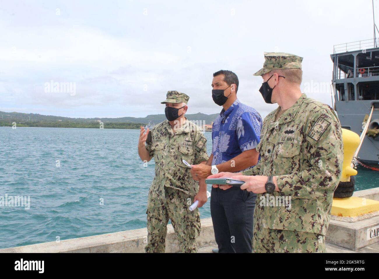 SANTA RITA, Guam (août 11, 2021) - le représentant des États-Unis Kaiali'i Kahele, d'Hawaï, a rencontré le commandant de la base navale des États-Unis (NBG), le capitaine Michael Luckett, et l'officier des travaux publics du NBG, Cmdr. Nicholas Leinweber lors d'une visite et d'une visite de l'installation, août 10. Le congressiste siège au Comité des transports et des infrastructures, l'un des plus grands comités du Congrès qui a compétence sur tous les modes de transport, et au Comité des services armés, qui a compétence sur la politique de défense des États-Unis, y compris les opérations militaires en cours. Kahele a visité divers jetées et quais du NBG, Banque D'Images