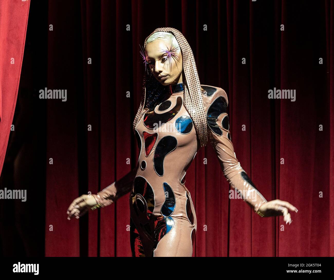 New York, États-Unis. 12 septembre 2021. Mannequin pose au spectacle de mode Blonds SS22 pendant la semaine de Fashoin du printemps/été 2022 à New York à l'hôtel Edition. (Photo de Lev Radin/Pacific Press) crédit: Pacific Press Media production Corp./Alay Live News Banque D'Images
