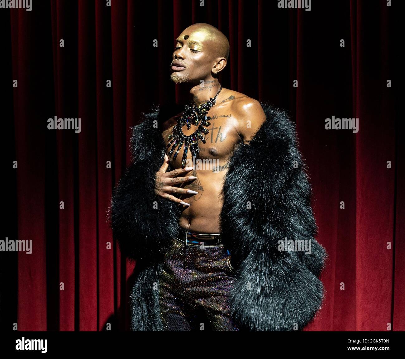 New York, États-Unis. 12 septembre 2021. Mannequin pose au spectacle de mode Blonds SS22 pendant la semaine de Fashoin du printemps/été 2022 à New York à l'hôtel Edition. (Photo de Lev Radin/Pacific Press) crédit: Pacific Press Media production Corp./Alay Live News Banque D'Images