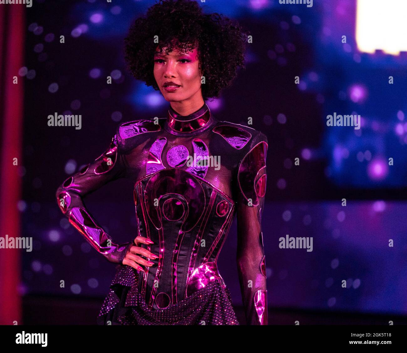 New York, États-Unis. 12 septembre 2021. Le mannequin marche sur piste au spectacle de mode Blonds SS22 pendant la semaine de Fashoin du printemps/été 2022 à New York à l'hôtel Edition. (Photo de Lev Radin/Pacific Press) crédit: Pacific Press Media production Corp./Alay Live News Banque D'Images
