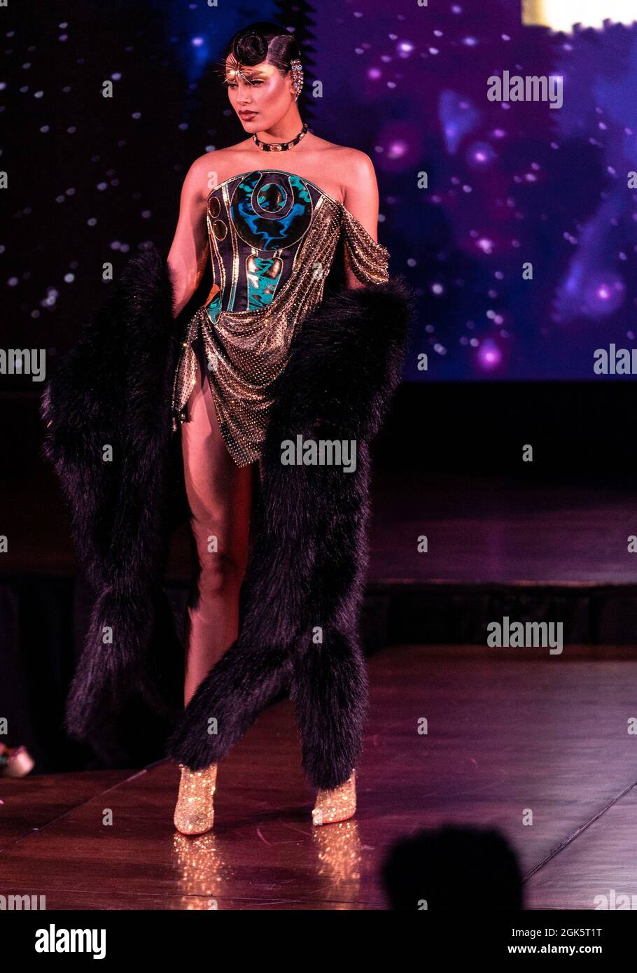 New York, États-Unis. 12 septembre 2021. Le mannequin marche sur piste au spectacle de mode Blonds SS22 pendant la semaine de Fashoin du printemps/été 2022 à New York à l'hôtel Edition. (Photo de Lev Radin/Pacific Press) crédit: Pacific Press Media production Corp./Alay Live News Banque D'Images