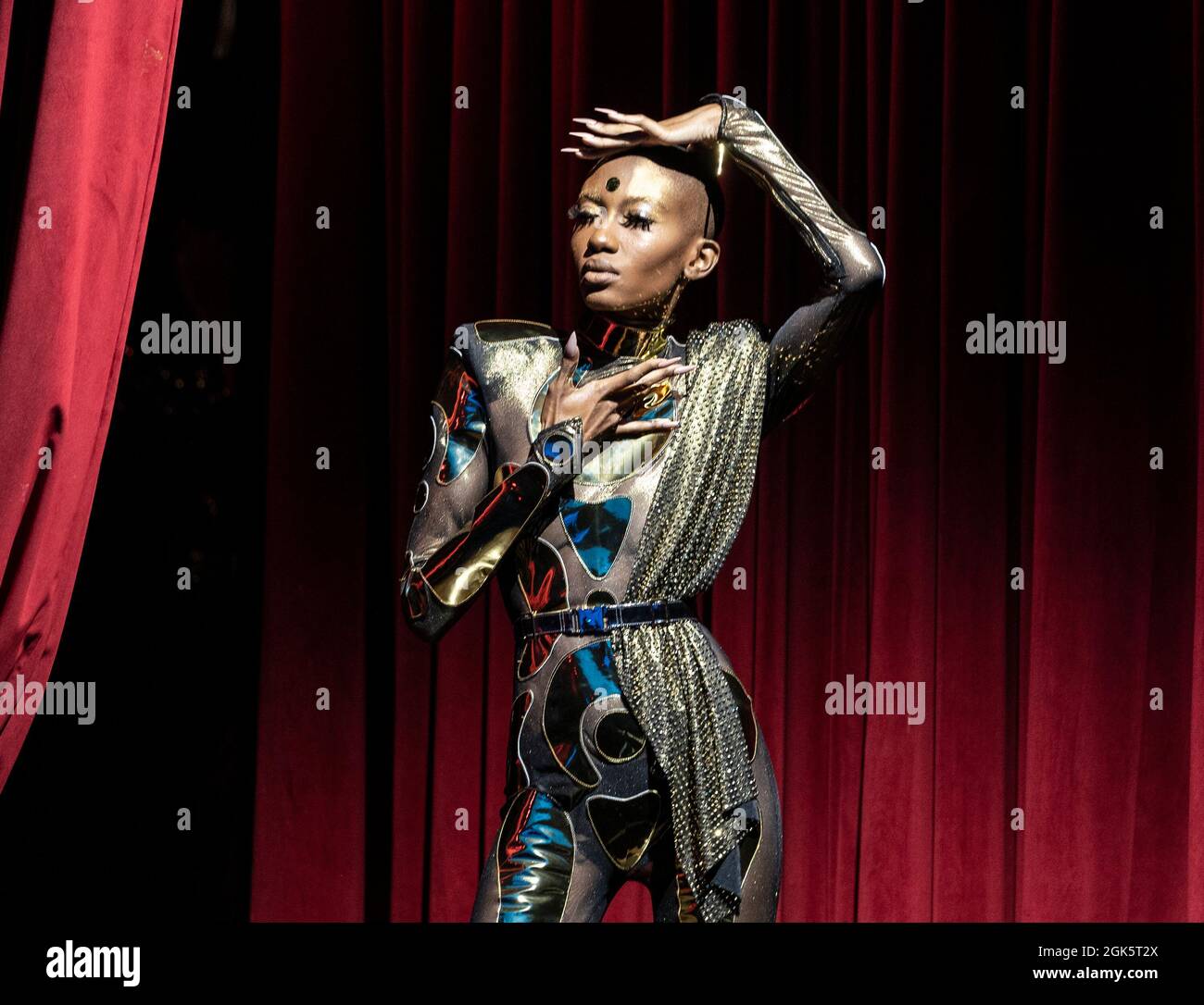New York, États-Unis. 12 septembre 2021. Mannequin pose au spectacle de mode Blonds SS22 pendant la semaine de Fashoin du printemps/été 2022 à New York à l'hôtel Edition. (Photo de Lev Radin/Pacific Press) crédit: Pacific Press Media production Corp./Alay Live News Banque D'Images