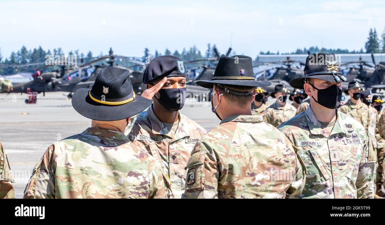 Les soldats affectés au 4-6 e Escadron de cavalerie aérienne, 16e Brigade de l'aviation de combat, reçoivent des prix de l'équipe de commandement de la brigade de la base interarmées Lewis-McChord, Washington, le 10 août 2021. Ils ont été reconnus pour leur contribution au succès de l'enquête sur la gestion des ressources aéronautiques avant que les couleurs de l'unité ne soient mises en valeur. Banque D'Images