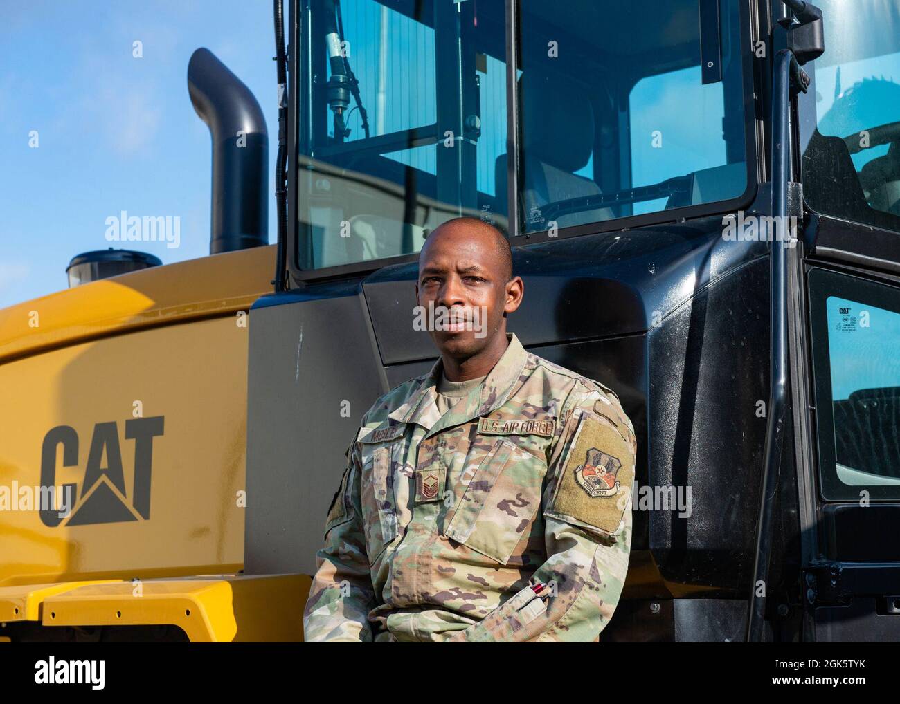 Sgt. Maître de la Réserve de la Force aérienne des États-Unis Larry Mosley, spécialiste du transport aérien du 96e Escadron du port aérien, pose devant un chariot élévateur à la base aérienne de Little Rock, Arkansas, le 10 août 2021. Sgt. Maître Mosley a été nommé pour représenter la 96e APS pour le programme de levée d'avion de combat de la semaine. Banque D'Images