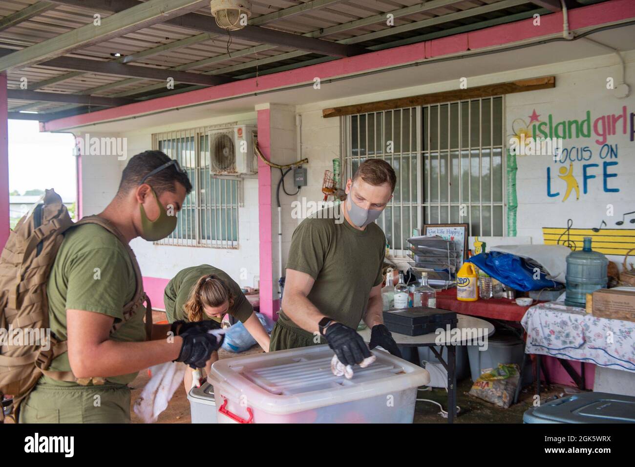 DEDEDEDO, Guam (août 9, 2021) Marines affectés à la 31e unité expéditionnaire maritime (UMM) nettoyer les conteneurs, lors d'un événement de bénévolat avec Island Girl Power, une organisation à but non lucratif qui fournit des programmes de prévention et d'enrichissement aux jeunes filles et adolescents dans un environnement sûr, habilitant et positif. L'Amérique, vaisseau amiral de l'America Expeditionary Strike Group, ainsi que le 31e MEU, opère dans la zone de responsabilité de la 7e flotte des États-Unis pour améliorer l'interopérabilité avec les alliés et les partenaires et servir de force de réaction prête à défendre la paix et la stabilité dans le RE Indo-Pacifique Banque D'Images