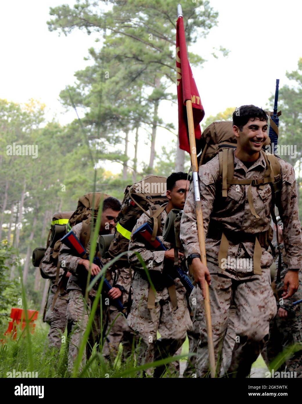 Les marins de la Marine américaine avec le bataillon d'entraînement médical de terrain est (FMTB-E) atteignent la moitié d'une randonnée de quatre milles à Camp Johnson, N.C., le 10 août 2021. Les marins effectuent des randonnées de plus en plus difficiles au cours de leur entraînement au FMTB-E afin de développer l'endurance et les compétences nécessaires pour servir dans les unités du corps des Marines. Banque D'Images