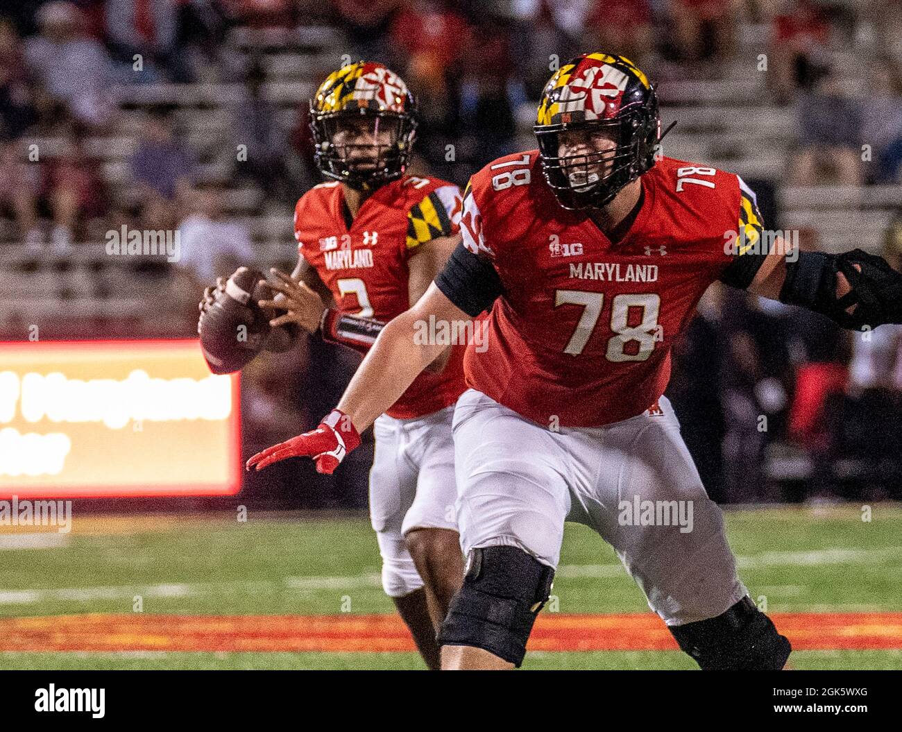 COLLEGE PARK, MD - SEPTEMBRE 11: Le joueur de ligne offensif du Maryland Terrapins Mason Lunsford (78) proteste son quarterback lors d'un match de football universitaire Banque D'Images
