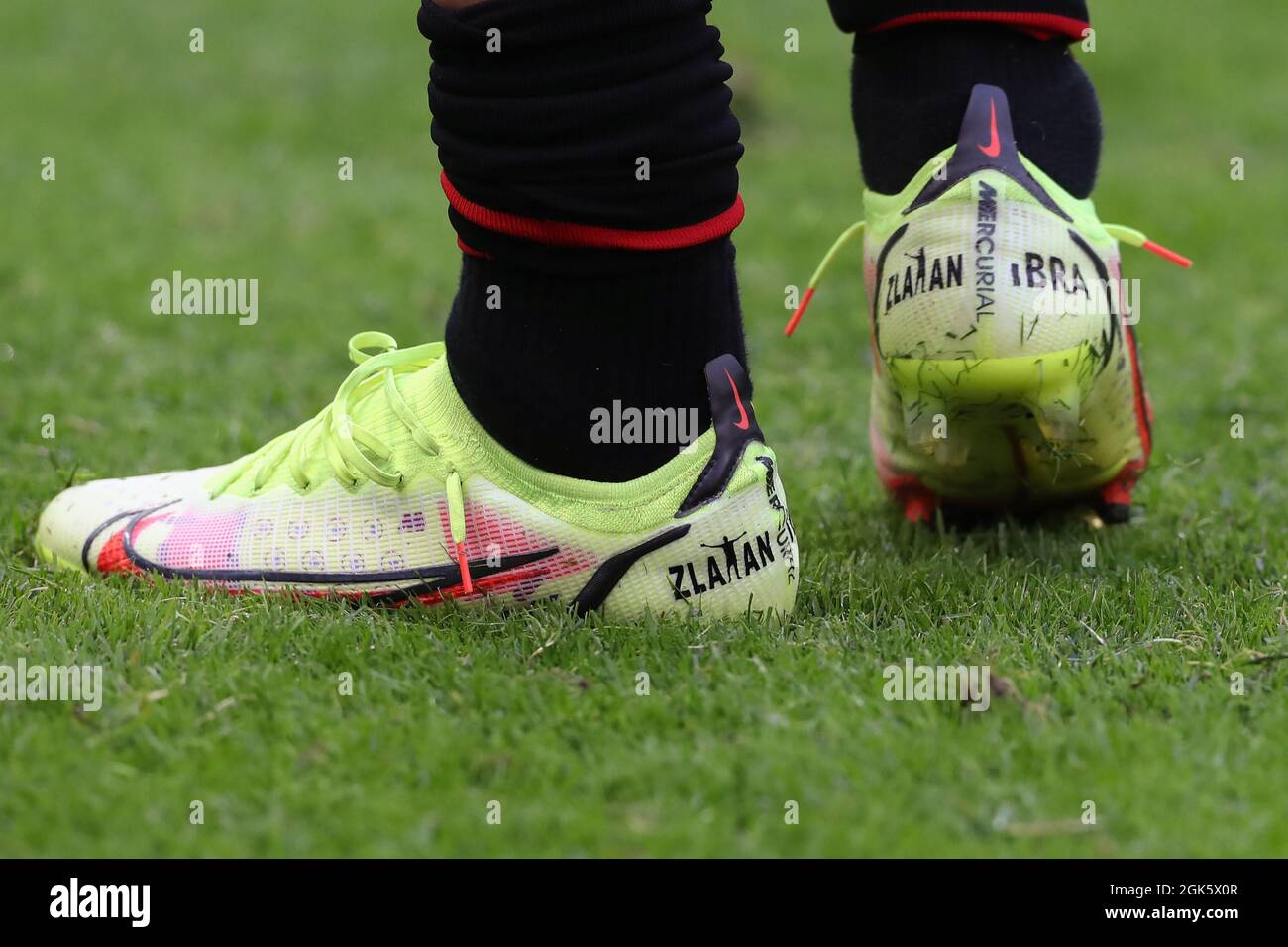 Milan, Italie, 12 septembre 2021. Zlatan Ibrahimovic des chaussures de  football Nike Mercurial personnalisées de l'AC Milan lors de l'échauffement  précédant le match série A à Giuseppe Meazza, Milan. Le crédit photo