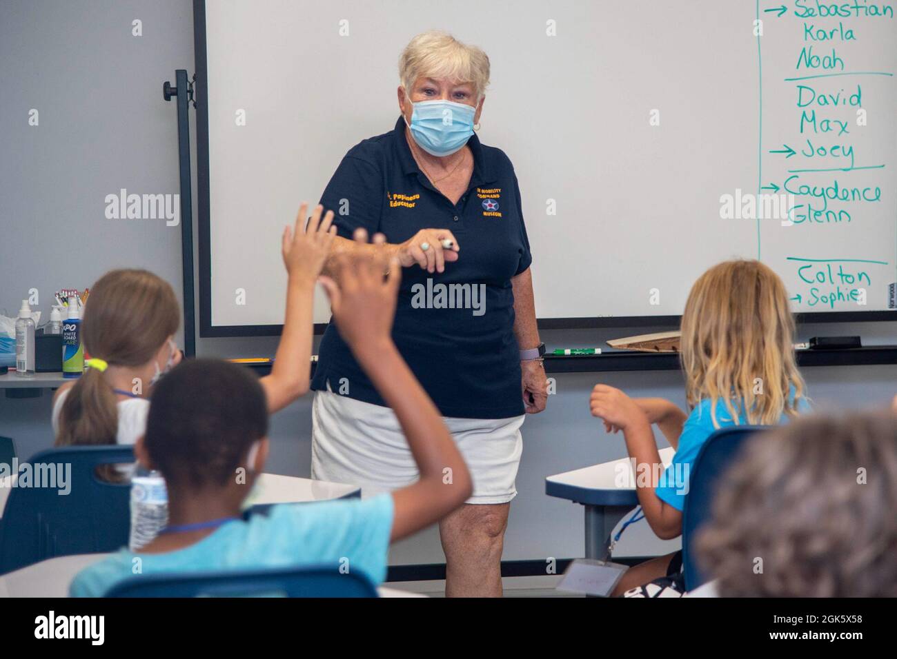Patti Papineau, éducateur bénévole au Musée du commandement de la mobilité aérienne, appelle les participants au camp d'aviation d'été pour leur poser des questions pour leur entrevue avec un héros au Musée AMC sur la base aérienne de Douvres, Delaware, le 10 août 2021. Les participants ont eu l'occasion d'interviewer des aviateurs et des retraités et d'en apprendre davantage sur l'armée. Le camp d’été de cette année a utilisé des salles de classe Quonset Hut créées au cours de la pandémie de l’an dernier et peut également être utilisé par des parents à domicile. Banque D'Images Patti Papineau, éducateur bénévole au Musée du commandement de la mobilité aérienne, appelle les participants au camp d'aviation d'été pour leur poser des questions pour leur entrevue avec un héros au Musée AMC sur la base aérienne de Douvres, Delaware, le 10 août 2021. Les participants ont eu l'occasion d'interviewer des aviateurs et des retraités et d'en apprendre davantage sur l'armée. Le camp d’été de cette année a utilisé des salles de classe Quonset Hut créées au cours de la pandémie de l’an dernier et peut également être utilisé par des parents à domicile. Banque D'Images