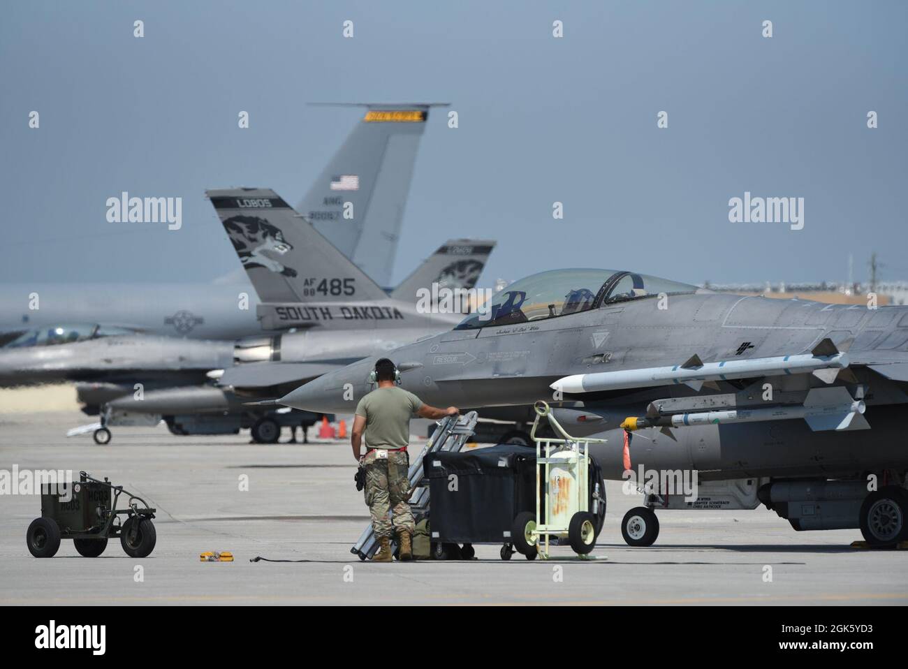 Une queue du KC-135 de l’Iowa provenant de la 185e Escadre de ravitaillement aérien au-dessus des avions F-16 de la 114e Escadre de chasseurs de la Garde nationale aérienne du Dakota du Sud, à la base de la Garde nationale aérienne de Sioux City, le 11 août 2021. Cette semaine, l'unité du Dakota du Sud fonde ses opérations à la base de Sioux City ANG dans le cadre d'un exercice de préparation. U.S. Air National Guard photo Sgt. Vincent de Groot Banque D'Images