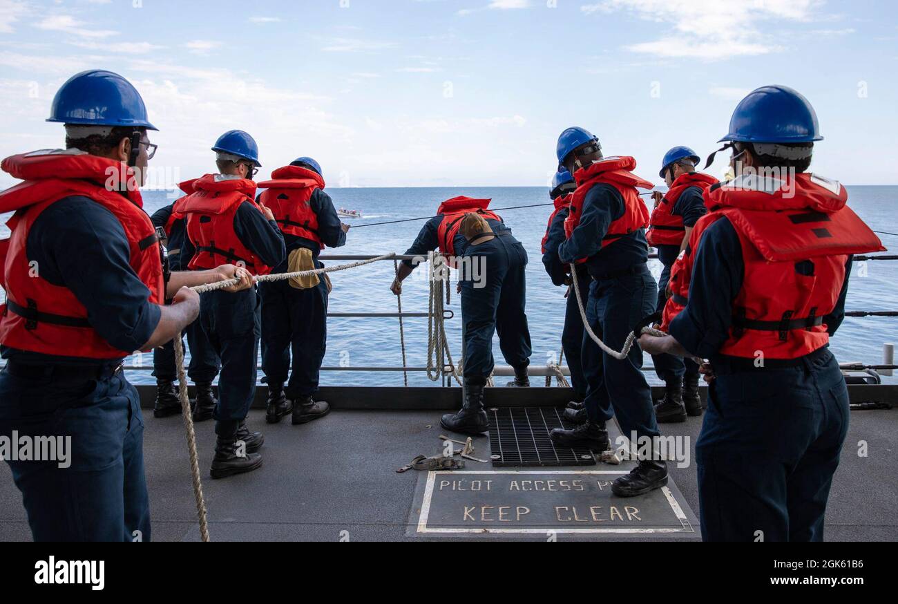 210810-N-LR905-1069 OCÉAN PACIFIQUE (AOÛT 10, 2021) – les marins participent à une évolution de la manutention de lignes à bord de la base maritime expéditionnaire USS Miguel Keith (ESB 5), août 10. Miguel Keith mène actuellement des opérations de routine dans la 3e flotte des États-Unis. Banque D'Images