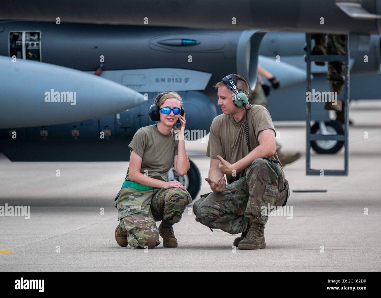 La 1re classe de l'Airman de la US Air Force Daniela Garrett, systèmes de  carburant d'avion affectés au 140e Escadron de maintenance, observe un  lauch avec le Sgt d'état-major. Andrew Frazier, chef