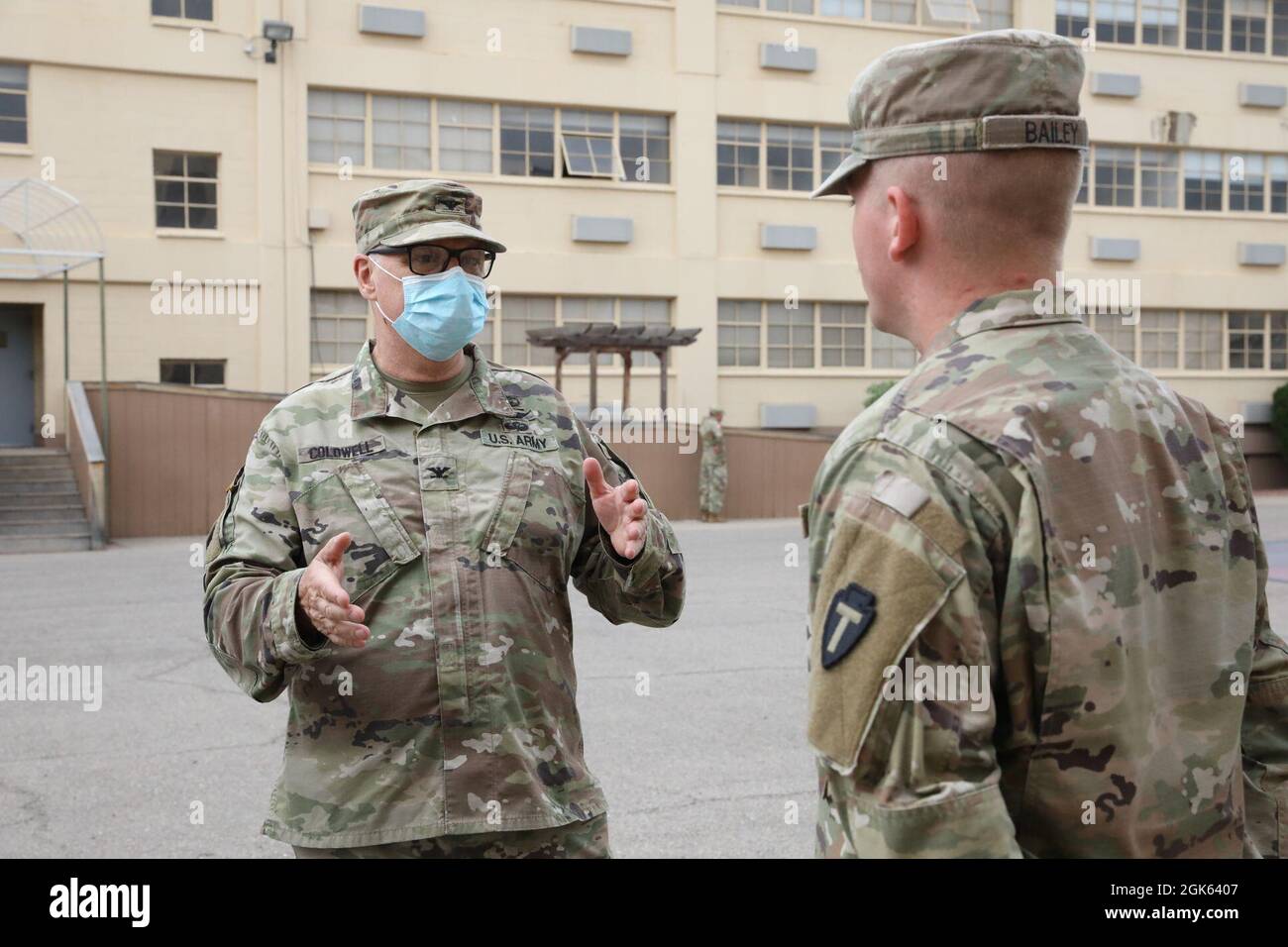 Le 12 août 2021, le colonel de la Garde nationale de l'Armée du Texas Peter Coldwell, chirurgien interarmées du département militaire du Texas, visite des soldats démobilisés de la 1re-133e Artillerie de campagne à fort Bliss, Texas. Les soldats de la Garde nationale de l'armée du Texas sont récemment revenus d'un déploiement de neuf mois dans la péninsule du Sinaï, à l'appui de la mission de maintien de la paix des observateurs de la Force multinationale. Coldwell a instruit les troupes sur la prévention de la COVID-19 et les options de vaccination afin d'atténuer la propagation du virus. Banque D'Images