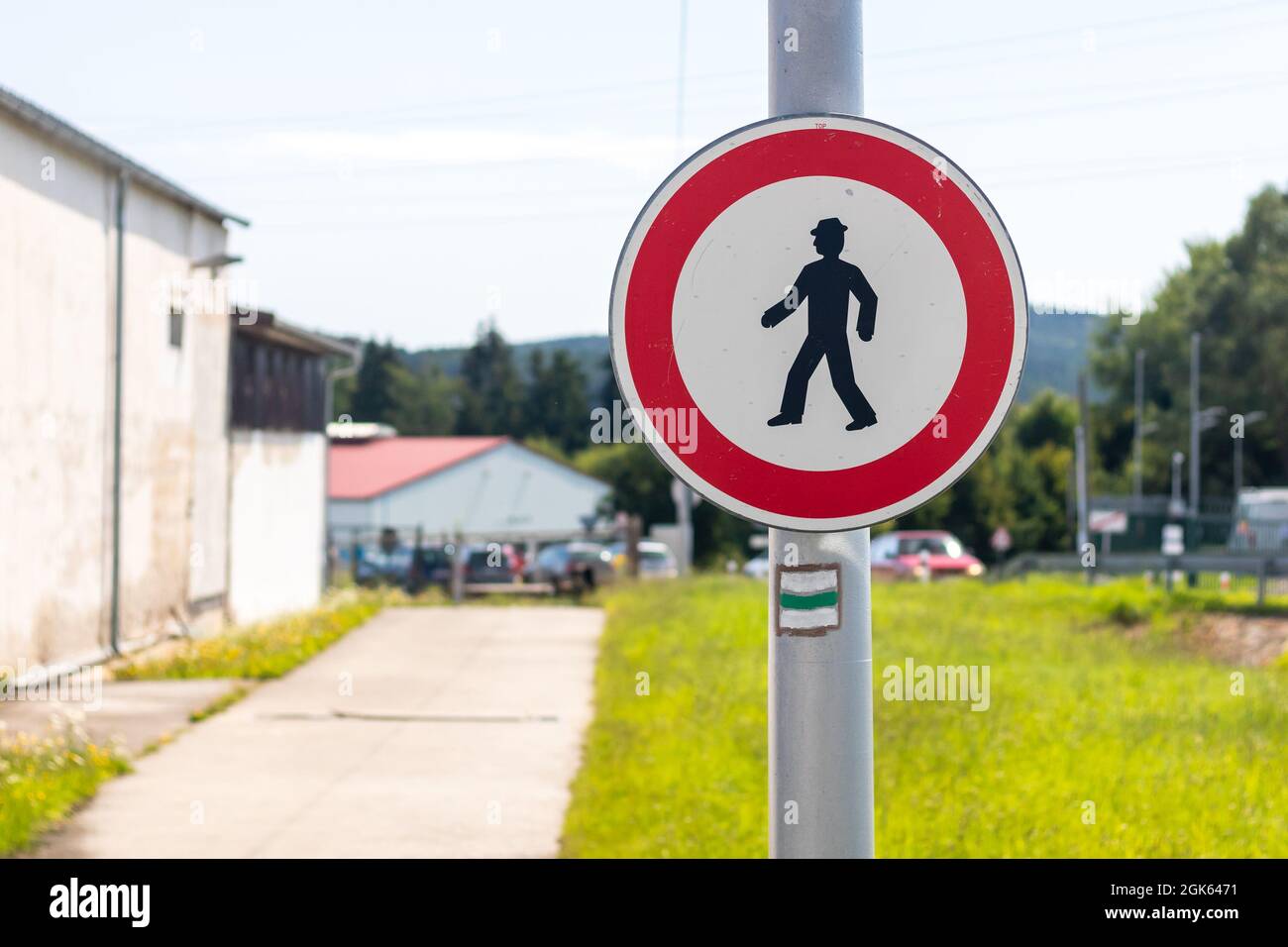 Panneau de signalisation B30 - pas de piétons, sur le sentier de randonnée Banque D'Images