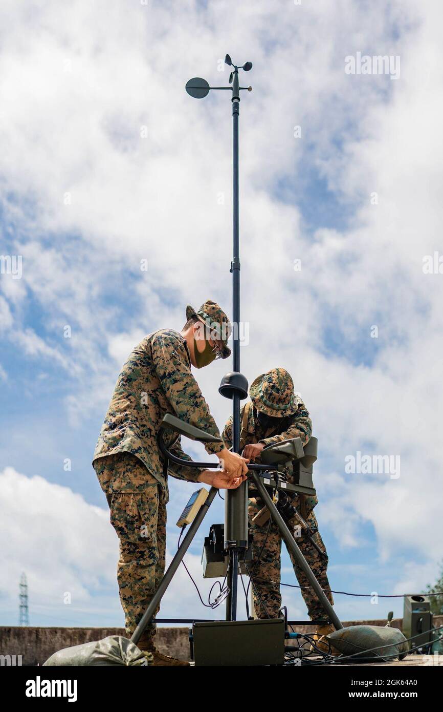 Caporal du corps des Marines des États-Unis Peter Chang et lance Cpl. Jean Rodriguez, météorologue et océanographie (METOC) Analyste prévisionnistes du 3e Bataillon du renseignement, III MEF information Group (MIG) participent à un exercice de terrain de la Battlespace surveillance Company (BSCFEX) à Camp Hansen, Okinawa, Japon, le 12 août 2021. Le METOC et le peloton de capteurs de terre Marines ont tous deux utilisé l'exercice pour évaluer les exigences de formation et ont mené des évolutions de formation de force sur la force. BSCFEX a permis à III MIG Marines de rester un atout pour III Marine Expeditionary Force en maintenant leur état de préparation et leur létalité pendant que bein Banque D'Images
