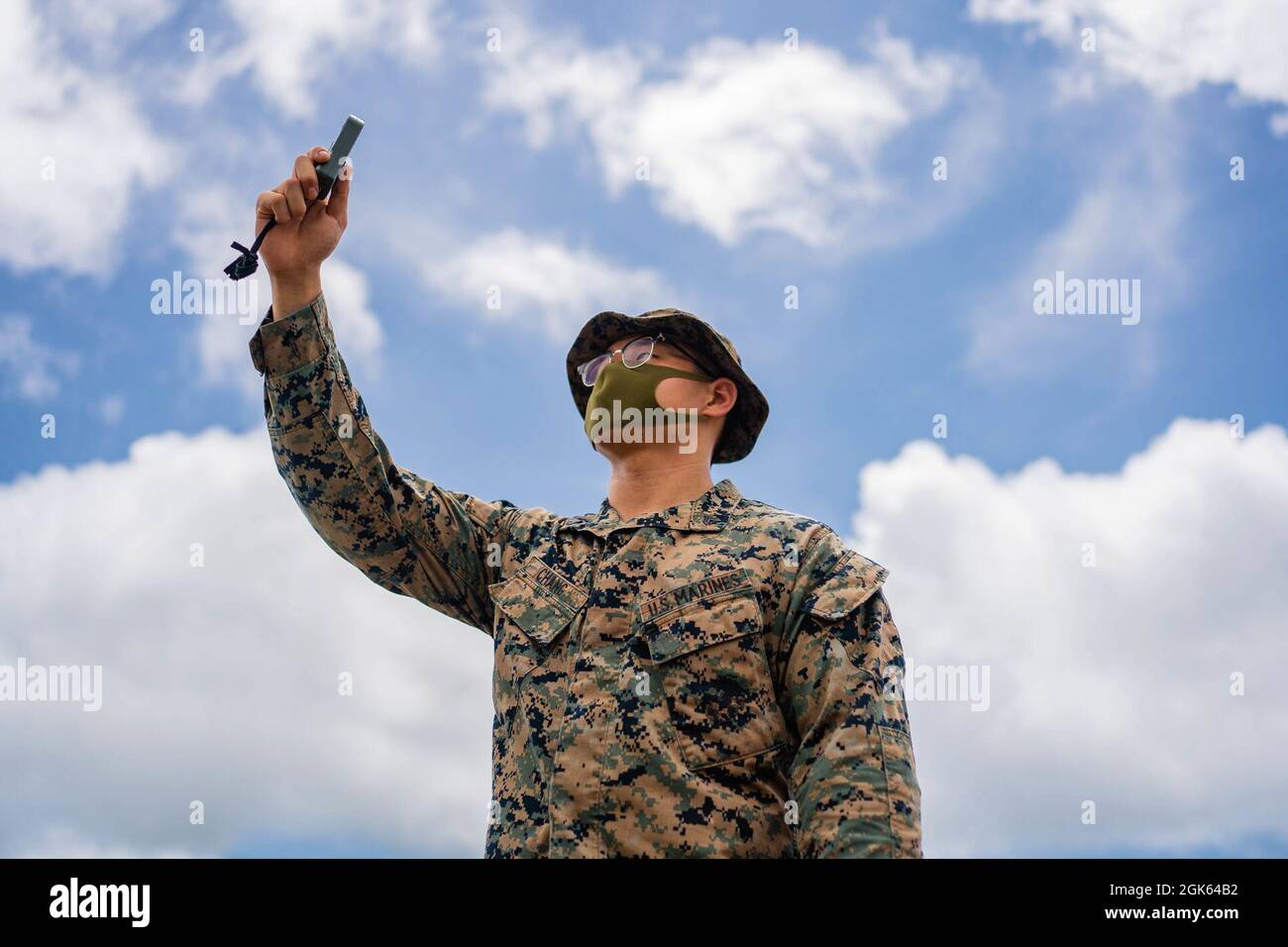 Caporal du corps des Marines des États-Unis Peter Chang, un prévisionniste analyste en météorologie et en océanographie (METOC) du 3e Bataillon du renseignement, III MEF information Group (MIG) participe à un exercice de terrain de la compagnie de surveillance des BattlesPACE (BSCFEX) sur le Camp Hansen, Okinawa, Japon, le 12 août 2021. Chang est un Queens, né à New York. « la météo est importante, où que vous soyez dans le monde. Nos capacités donnent à Marines un avantage dans la capacité de prendre des décisions tactiques plus intelligentes sur le sol ainsi que dans l'air et la mer. Nous sommes essentiels pour aider Marines dans les environnements austères parce que nous avons la capacité de fournir Banque D'Images