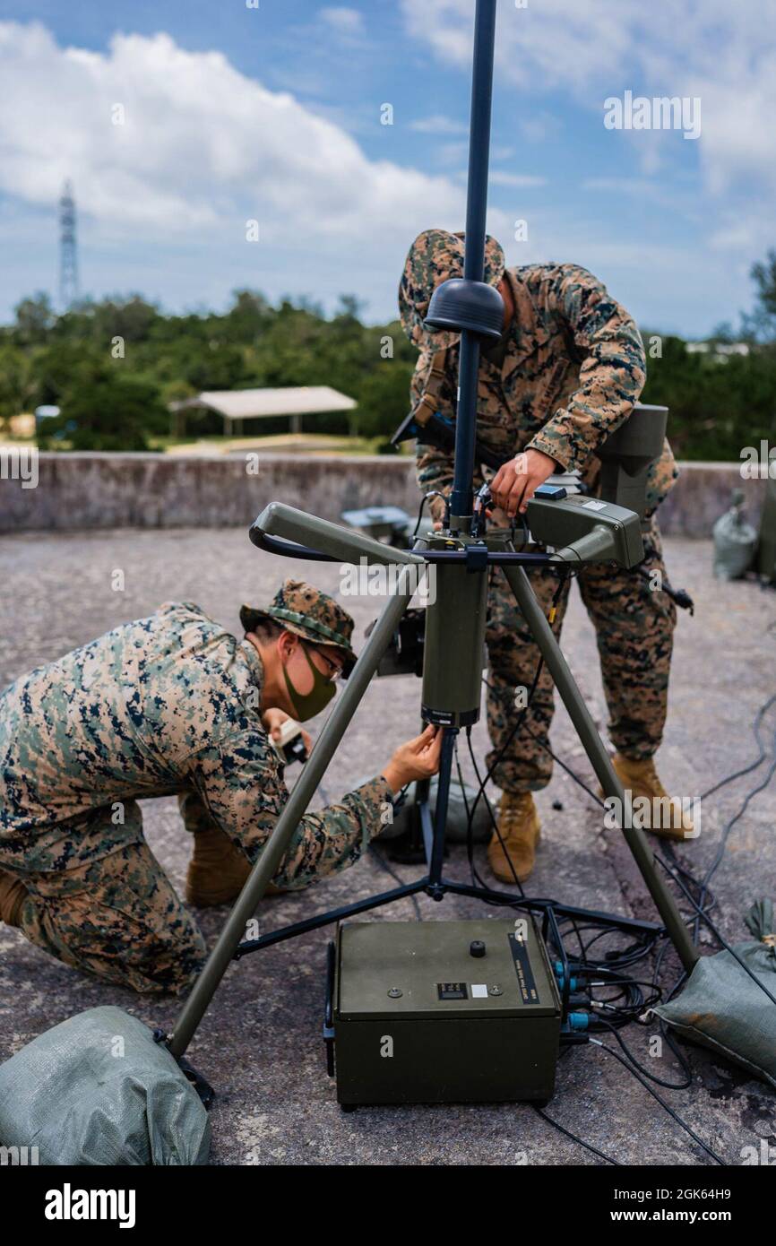 Caporal du corps des Marines des États-Unis Peter Chang et lance Cpl. Jean Rodriguez, météorologue et océanographie (METOC) Analyste prévisionnistes du 3e Bataillon du renseignement, III MEF information Group (MIG) participent à un exercice de terrain de la Battlespace surveillance Company (BSCFEX) à Camp Hansen, Okinawa, Japon, le 12 août 2021. Le METOC et le peloton de capteurs de terre Marines ont tous deux utilisé l'exercice pour évaluer les exigences de formation et ont mené des évolutions de formation de force sur la force. BSCFEX a permis à III MIG Marines de rester un atout pour III Marine Expeditionary Force en maintenant leur état de préparation et leur létalité pendant que bein Banque D'Images