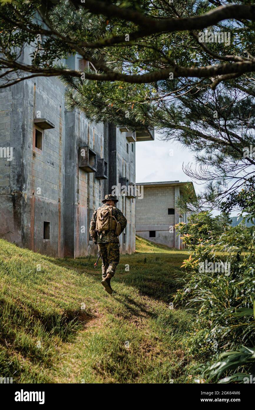 Caporal du corps des Marines des États-Unis Francisco Muniz, analyste de la météorologie et de l'océanographie (METOC), prévisionniste du 3e Bataillon du renseignement, III MEF information Group (MIG), effectue une patrouille tout en participant à l'exercice sur le terrain de la Battlespace surveillance Company (BSCFEX) à Camp Hansen, Okinawa, Japon, le 12 août 2021. Le METOC et le peloton de capteurs de terre Marines ont tous deux utilisé l'exercice pour évaluer les exigences de formation et ont mené des évolutions de formation de force sur la force. BSCFEX a permis à III MIG Marines de rester un atout pour III Marine Expeditionary Force en maintenant leur état de préparation et leur létalité pendant l'être Banque D'Images