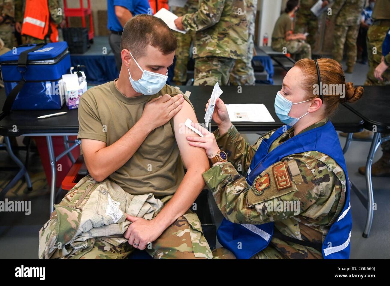 Sergent d'état-major Victoria Hansen, 75e groupe médical, simule la distribution de la vaccination contre l'anthrax à Tech. Sgt. Zach Hunter, 75e groupe médical, 12 août 2021, à la base aérienne de Hill, Utah. Le 75e OMD a joué un scénario de vaccination de masse en réponse à une menace d'anthrax dans le cadre de Ready Eagle, une agence de préparation médicale de la Force aérienne a dirigé un programme de formation et d'exercice de préparation médicale. Banque D'Images