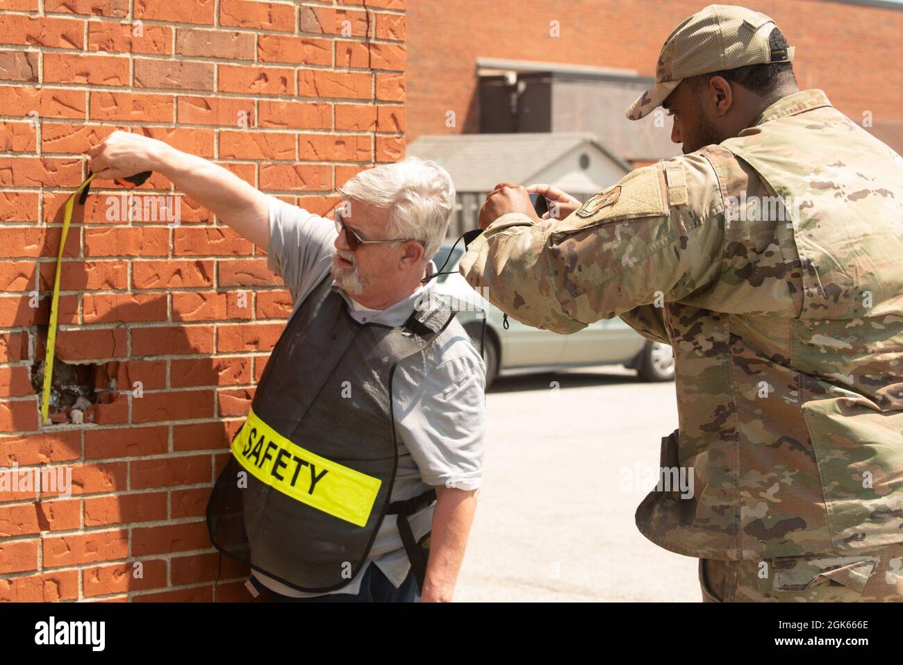 Don Jones, spécialiste de la sécurité et de la santé au travail de la 375e Escadre Air Mobility, et Sgt. Kenneth Reid, 375e artisan de la sécurité au travail de l'escadre de la mobilité aérienne, documente les dommages structurels à la base aérienne Scott, Illinois, le 12 août 2021. Les inspections de sécurité sont essentielles pour prévenir les blessures au personnel et les dommages aux biens et équipements militaires. Banque D'Images