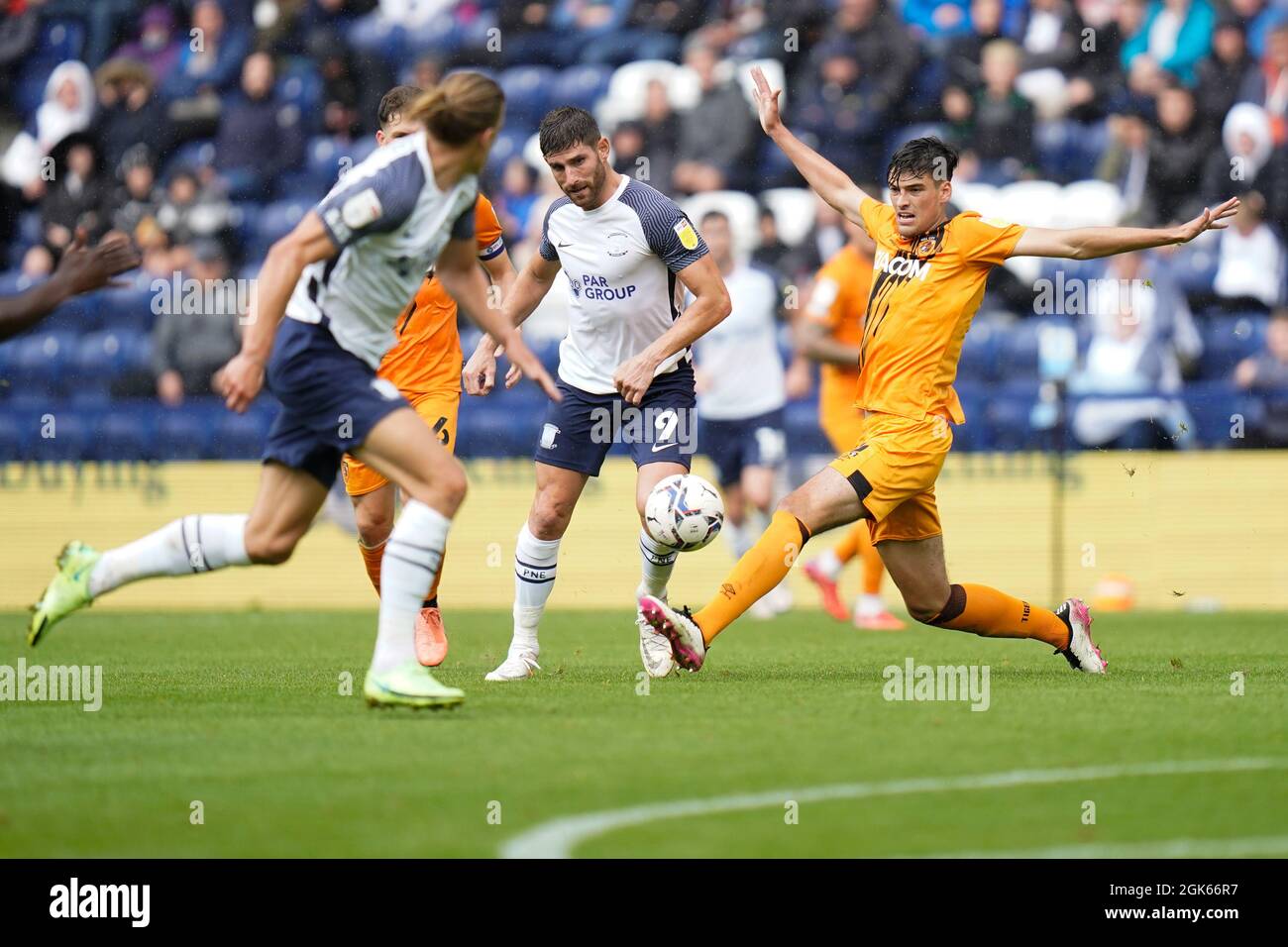 Ched Evans de Preston joue le ballon dans Alfie Jones de Hull à Brad Potts photo de Steve Flynn/AHPIX.com, football: Match Preston North End -V- H. Banque D'Images