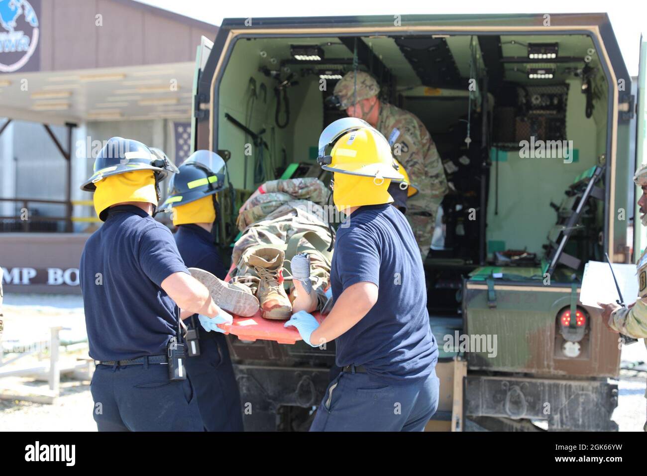 Les intervenants d'urgence du camp de Bondsteel et les soldats de la Force opérationnelle médicale chargent les blessés dans une ambulance militaire lors d'un tir actif et d'un exercice d'entraînement de masse sur le camp de Bondsteel. Commandement régional – l'est a mené un exercice de tir actif sur Camp Bondsteel, Kosovo, le 12 août 2021, pour former des soldats de diverses sections avec une variété de spécialités afin d'assurer leur préparation dans le cas d'un tir actif réel. L'exercice comprenait des tireurs actifs, des victimes, des interventions du centre d'opérations interarmées, des intervenants civils d'urgence, du personnel médical, des agents de sécurité Banque D'Images