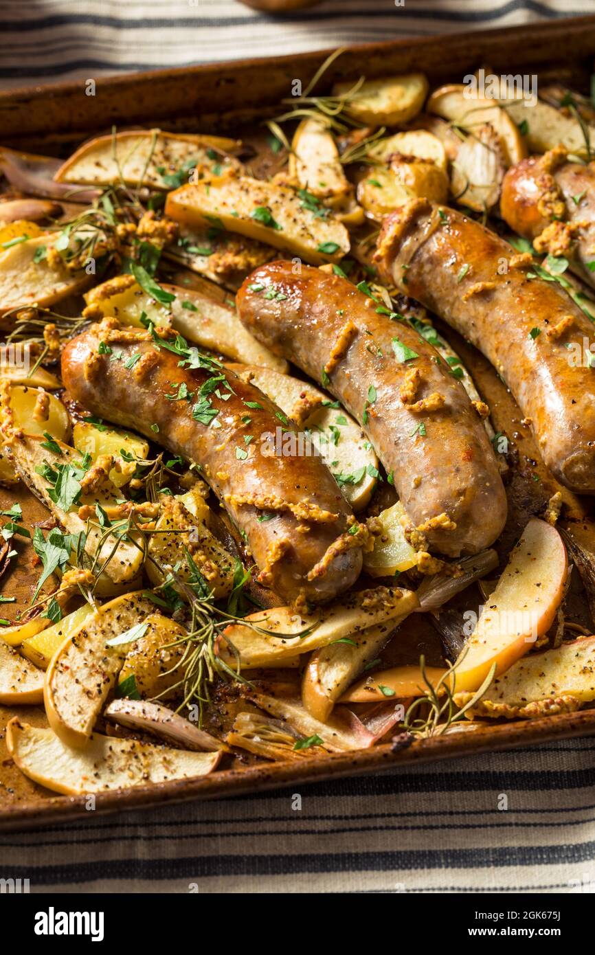 Saucisses et pommes maison cuites au four avec moutarde et romarin Photo  Stock - Alamy