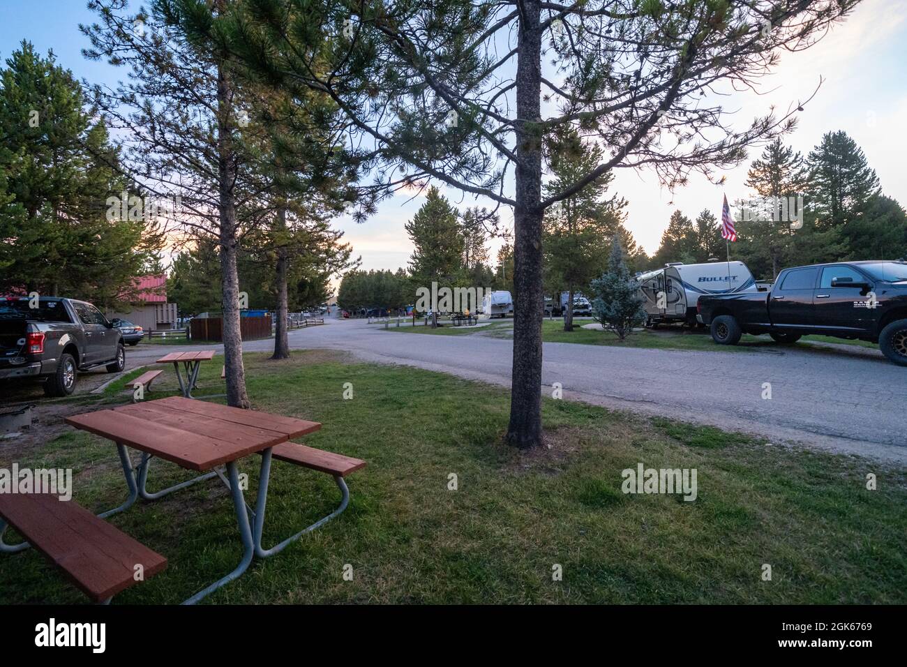 West Yellowstone, Montana - 11 août 2021 : lever du soleil sur un terrain de camping KOA avec table de pique-nique et campeurs Banque D'Images