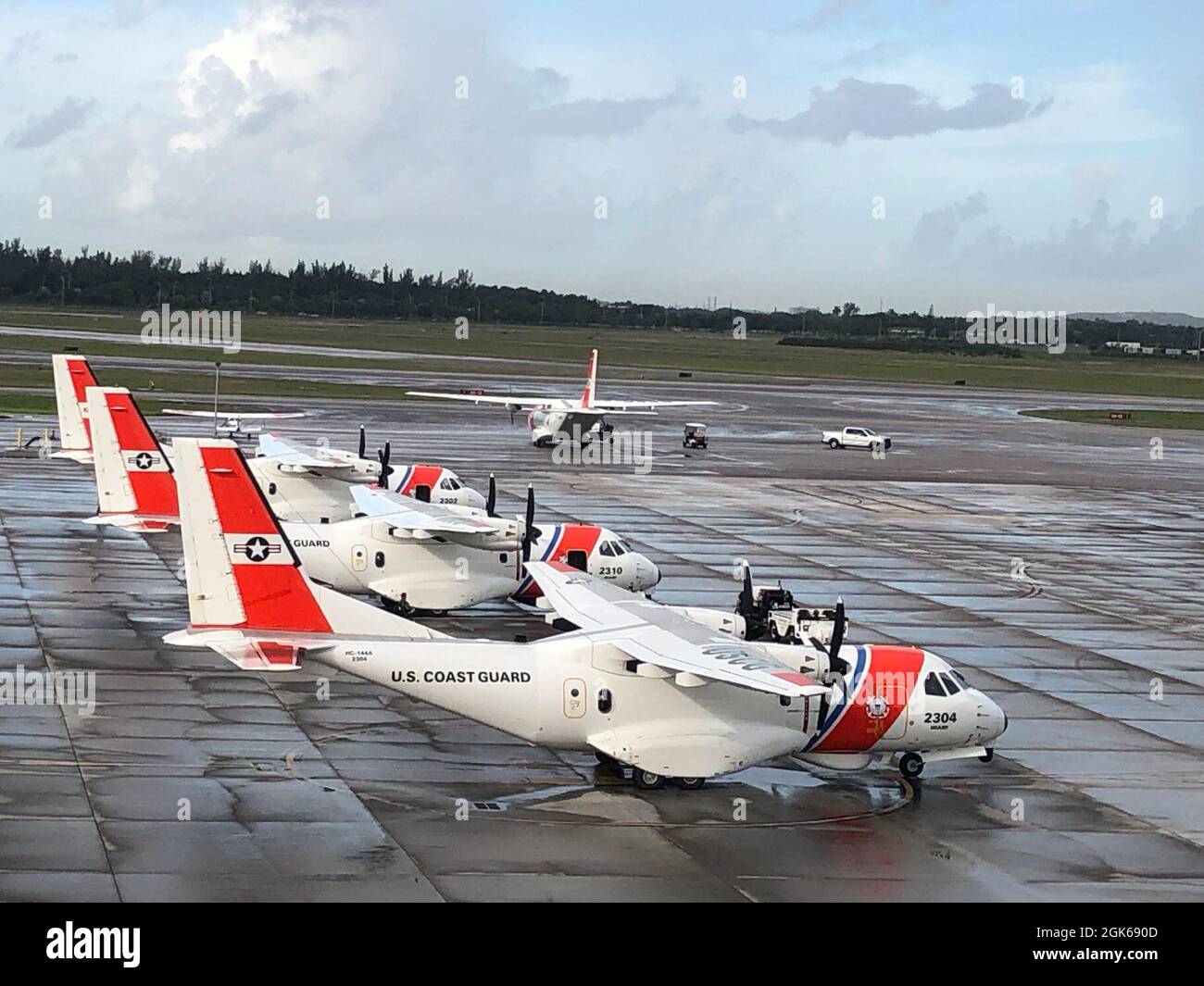 La Garde côtière des passages de l'océan HC-144 à la station aérienne de Miami se déploiera en Haïti pour aider aux efforts d'intervention, OPA-locka (Floride), le 15 août 2021. La Garde côtière a engagé de nombreux aéronefs et navires de surface pour aider et soutenir les missions critiques de sauvetage en direct. Banque D'Images