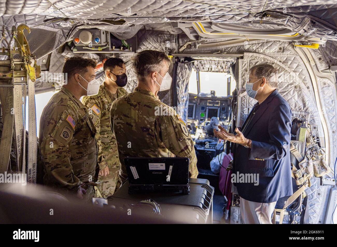 Les pilotes de l'armée américaine CH-47 Chinook affectés au 1er Bataillon, 214e Bataillon de l'aviation, qui fait partie de la 12e Brigade de l'aviation de combat, parlent avec l'ambassadeur des États-Unis en Turquie, David M. Satterfield, au sujet de l'avion à l'aéroport de Dalaman, Turquie, le 13 août 2021. L'ambassadeur a rencontré les pilotes et le reste de l'équipage sur la ligne de vol à leur arrivée en Turquie. Banque D'Images