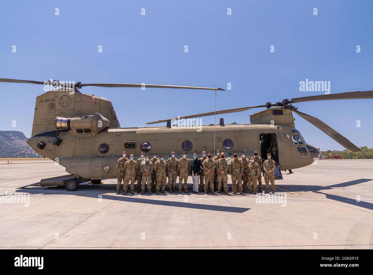 L'ambassadeur des États-Unis en Turquie, l'ambassadeur David M. Satterfield, prend une photo avec les membres d'équipage du 1er Bataillon, 214e Régiment d'aviation, qui fait partie de la 12e Brigade d'aviation de combat, à leur arrivée à l'aéroport de Dalaman, Turquie, le 13 août 2021. Les équipages ont répondu à l'appel pour soutenir la Turquie par un soutien et une assistance en matière de lutte contre les incendies. Banque D'Images