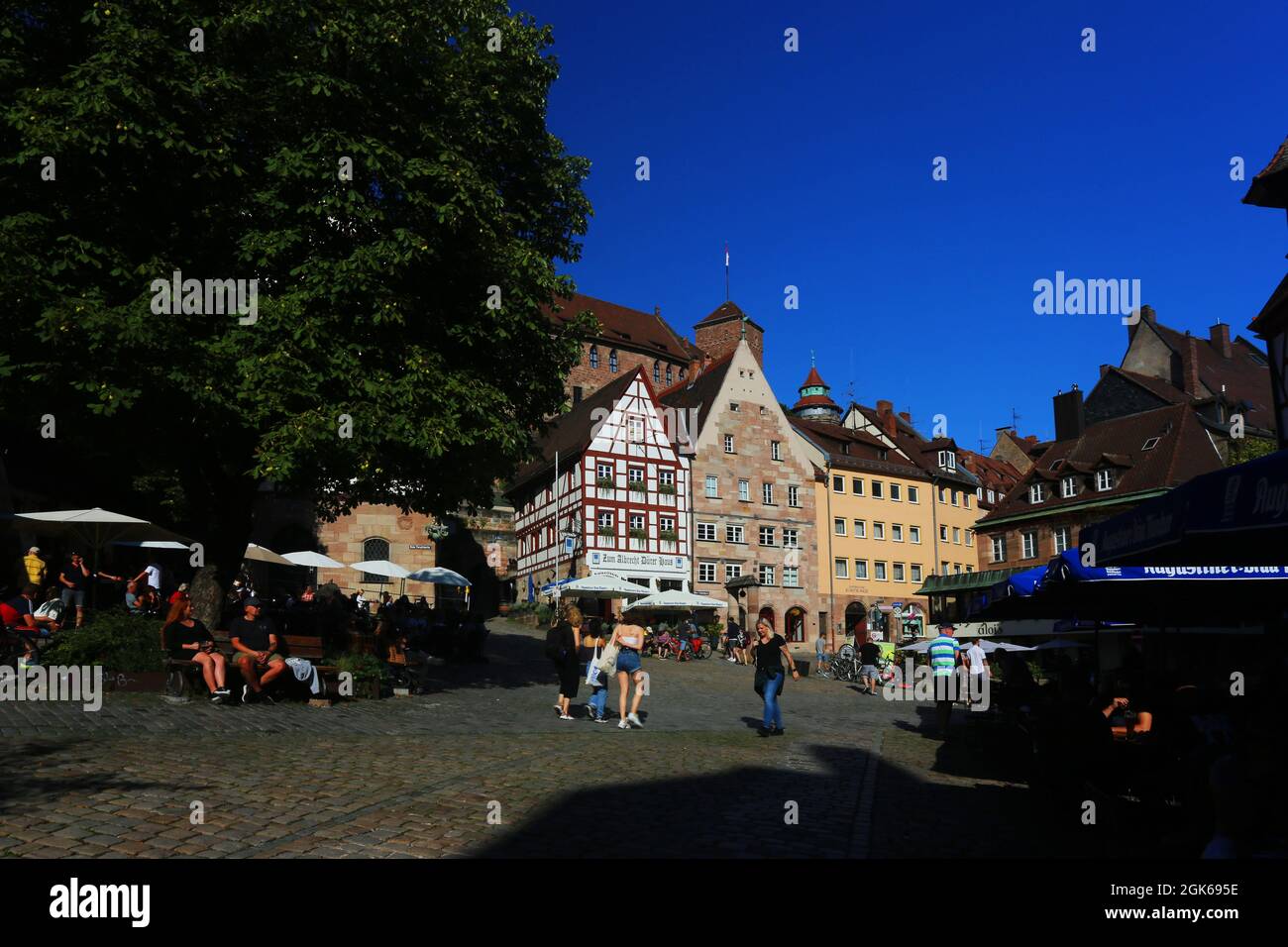 Nürnberg Architektur mit Museum Dürer Haus und Cafe oder Biergarten in der Innenstadt oder Altstadt von Nuremberg oder Nuernberg, Franken, Bayern Banque D'Images