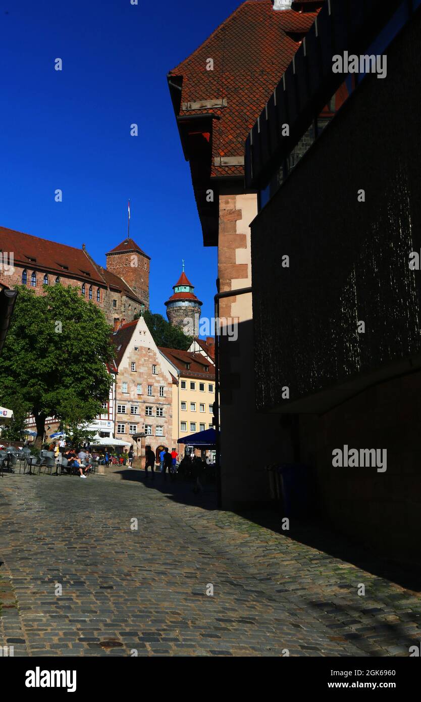 Nürnberg Architektur mit Museum Dürer Haus und Cafe oder Biergarten in der Innenstadt oder Altstadt von Nuremberg oder Nuernberg, Franken, Bayern Banque D'Images